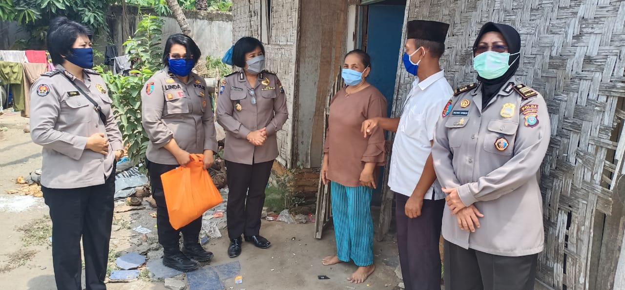 Polwan Polda Sumut bersama polwan Polresta Deli Serdang Bagikan Sembako Kepada Masyarakat