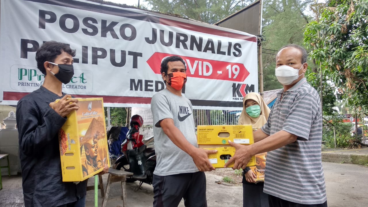 Kapoldasu Irjen Martuani Beri Bantuan Buah Kurma Pada Jurnalis Peliput Covid-19