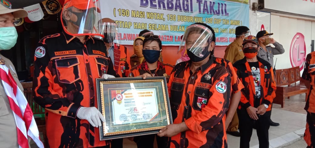 PP Sumut Bagi Sembako di Tanjung Morawa, Kodrat Shah Terima Penghargaan Atas Kepedulian Sosial