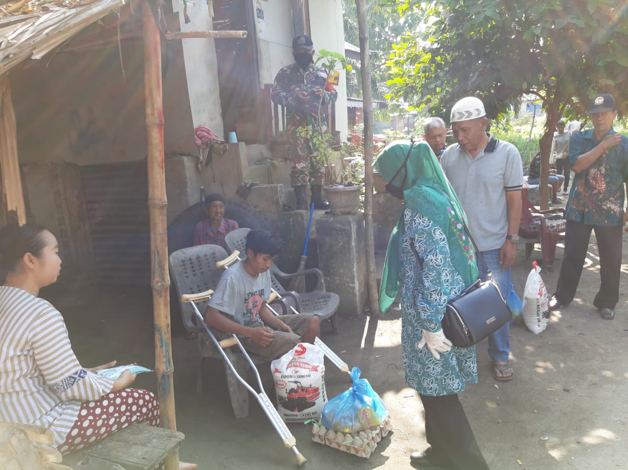 Ketua TP PKK Kabupaten Asahan Berikan 125 Paket Sembako