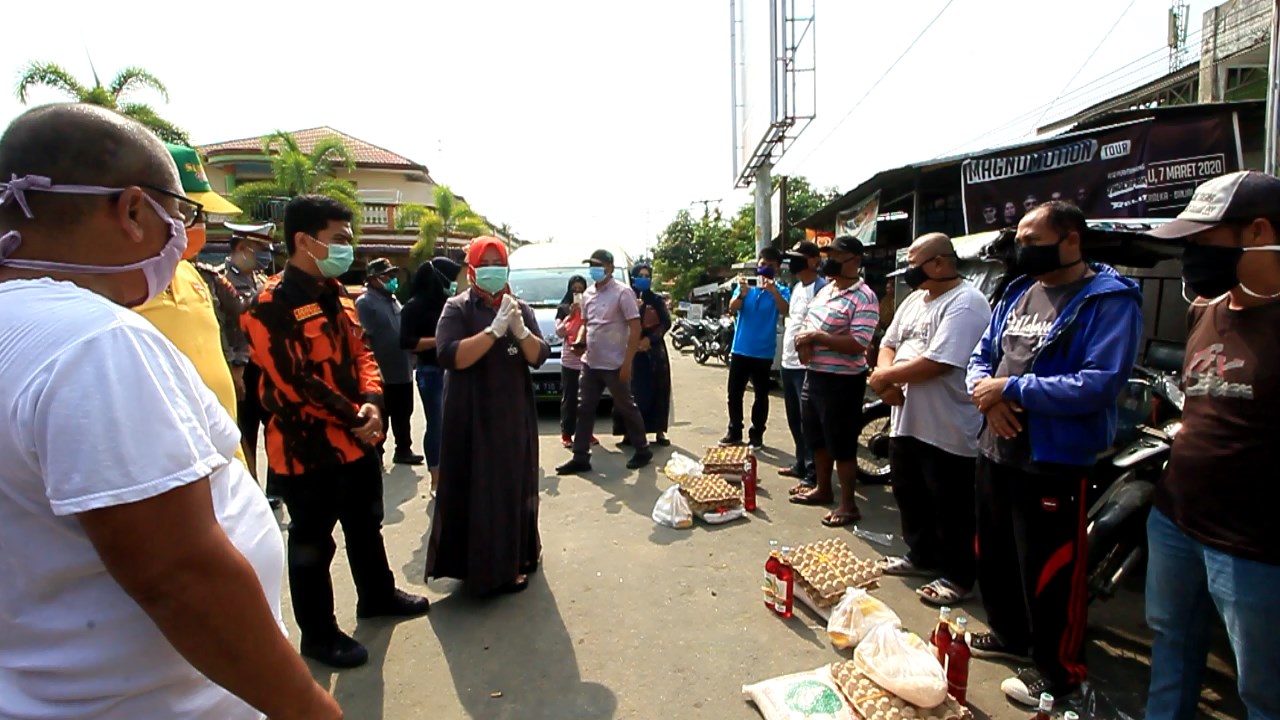 Ringankan Dampak Corona Jelang Ramdhan 1441 H-Ketua TP-PKK dan Sapma PP Langkat Bagikan Paket Sembako