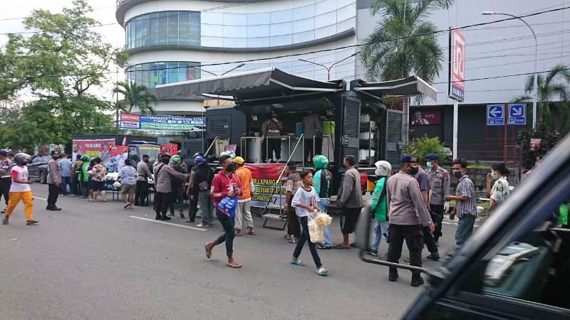 Brimob Poldasu Berbagi Takjil dengan Masyarakat dan Pengemudi Ojol