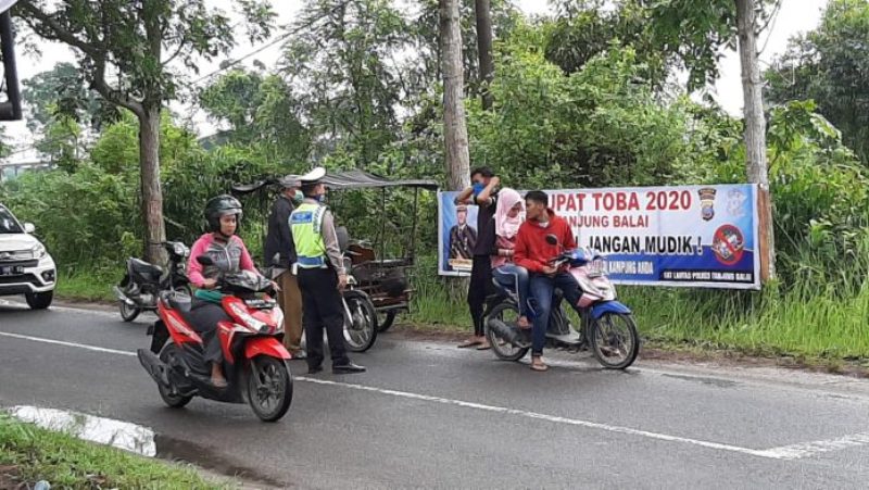 Antisipasi Mudik di Tengah Covid-19, Satlantas Polres Tanjung Balai Sekat Jalan dan Periksa Kendaraan
