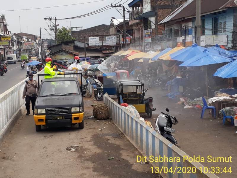 Brimob dan Dit Samapta Polda Sumut Sambangi Pasar Tradisional - Penyemprotan Disinfektan Rutin Dilakukan