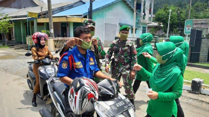 Dandim 0107/Aceh Selatan Bagi-bagi Masker Produksi Istri Prajurit Kodim