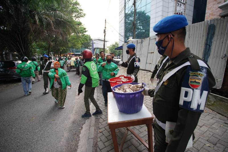 Denpom I/5 Medan dan Vihara Borobudur Bagi Takjil Berbuka Puasa