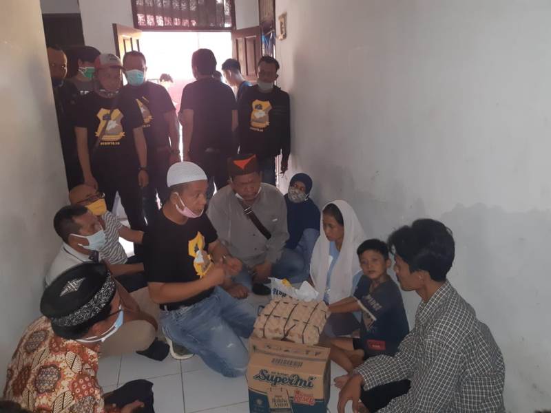 Perduli Pasutri dan ke 5 Orang Anaknya yang Kelaparan Viral di Medsos - Ketua Pewarta Polrestabes Medan Gulirkan Bantuan Sembako dan Sejumlah Uang