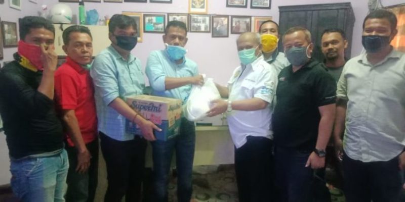 Ketua Pewarta Polrestabes Medan Gulirkan Puluhan Sembako Bantuan Kapoldasu Ke Wartawan - Ketua PWI Sumut Apresiasi Kapolda Sumut Irjen Pol Martuani Sormin