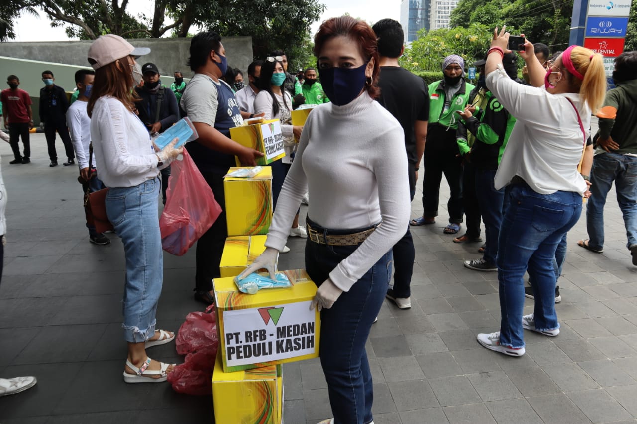 PT RFB Medan Peduli Kasih Bagikan Sembako dan Alat Medis