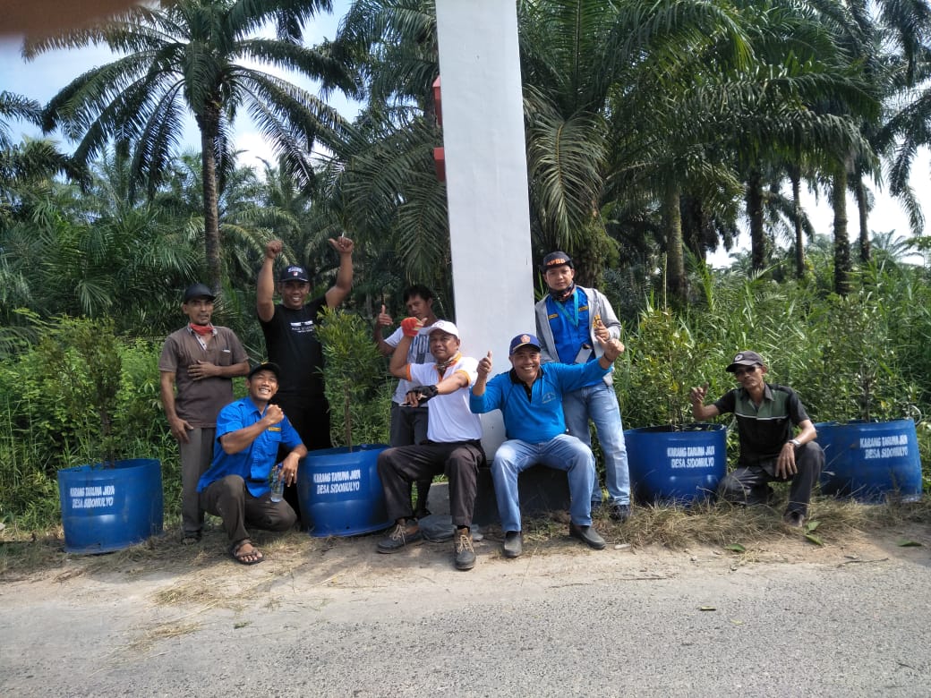 Karang Taruna Desa Sidomulyo Tanam Bunga Untuk Penghijauan - Peduli Lingkungan