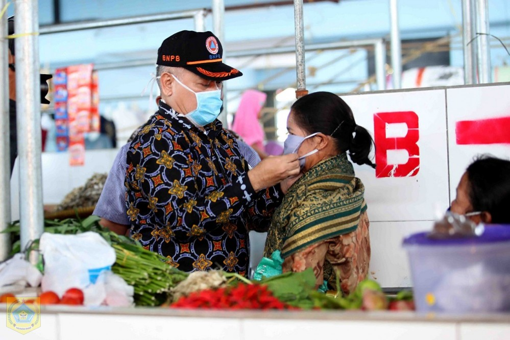 Pemkab Pakpak Bharat Bagikan Masker Gratis di Pekan Sukarame