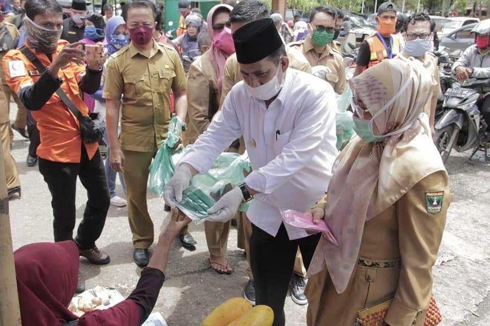 Pemko Bagikan 2500 Masker ke Pedagang, Ojek dan Pengunjung Pasar