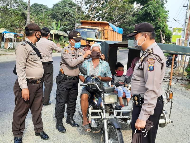 Cegah Covid 19, Polres Sergai Bagikan Masker Gratis ke Pengguna Jalan