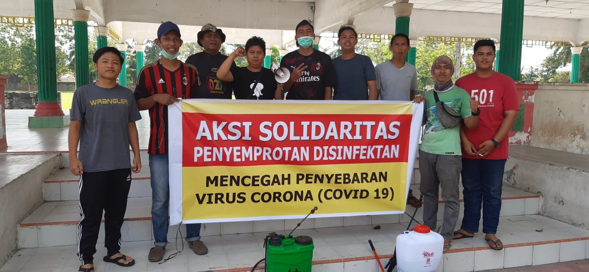 Rasa Peduli Muda Mudi Bangsal Bergotong-Royong Semprot Disinfektan Cegah Covid19