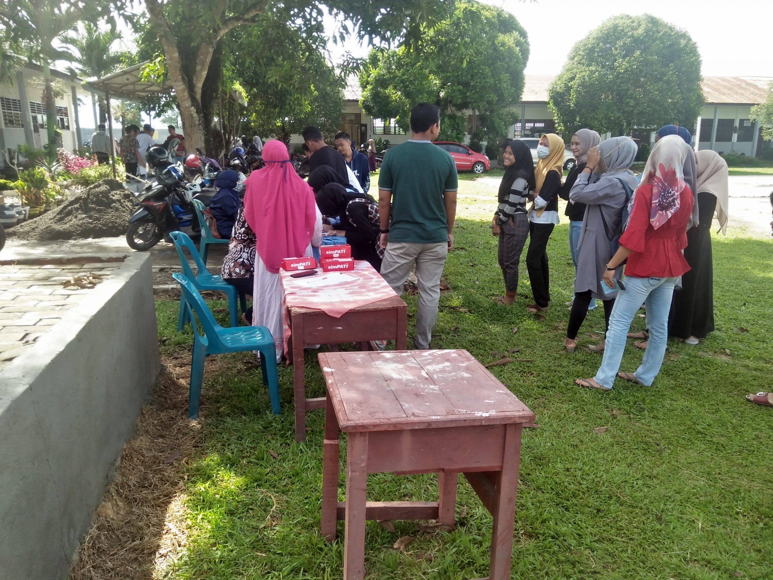 SMAN 1 Padang Tualang Bagikan Kartu Paket untuk Siswa