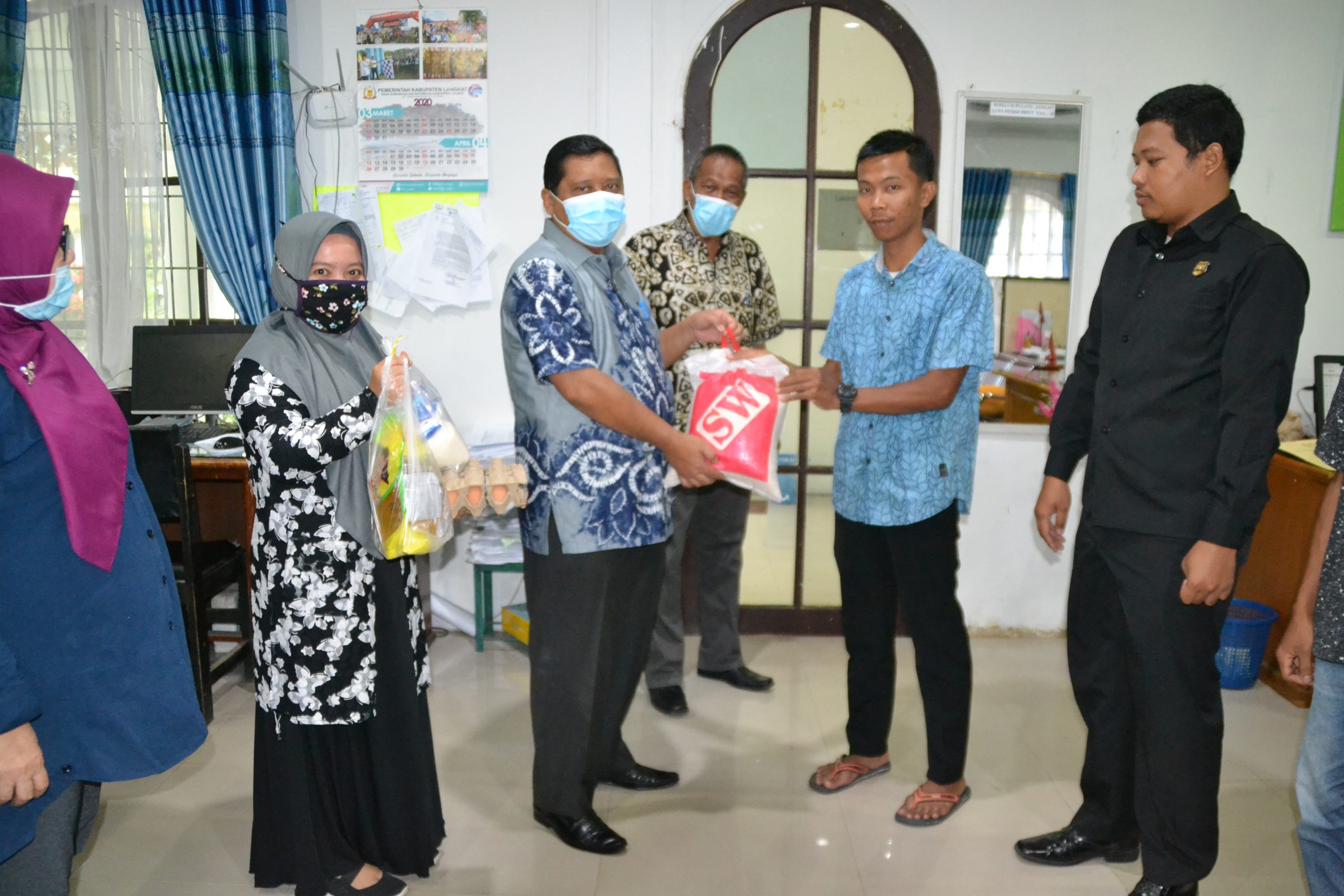 Sekwan Langkat Beri Bantuan Kepada Pegawai Honor