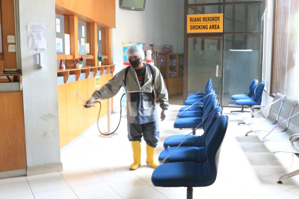 Tim Gugus Tugas Kembali Semprotkan Disinfektan di Kantor Pelayanan Masyarakat