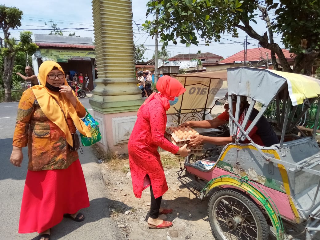 TP-PKK Bersama DWP Kab. Langkat Bagikan Paket Sembako