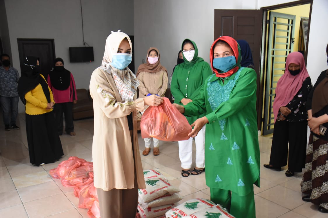 Tim Penggerak PKK Deli Serdang Bagikan Sembako