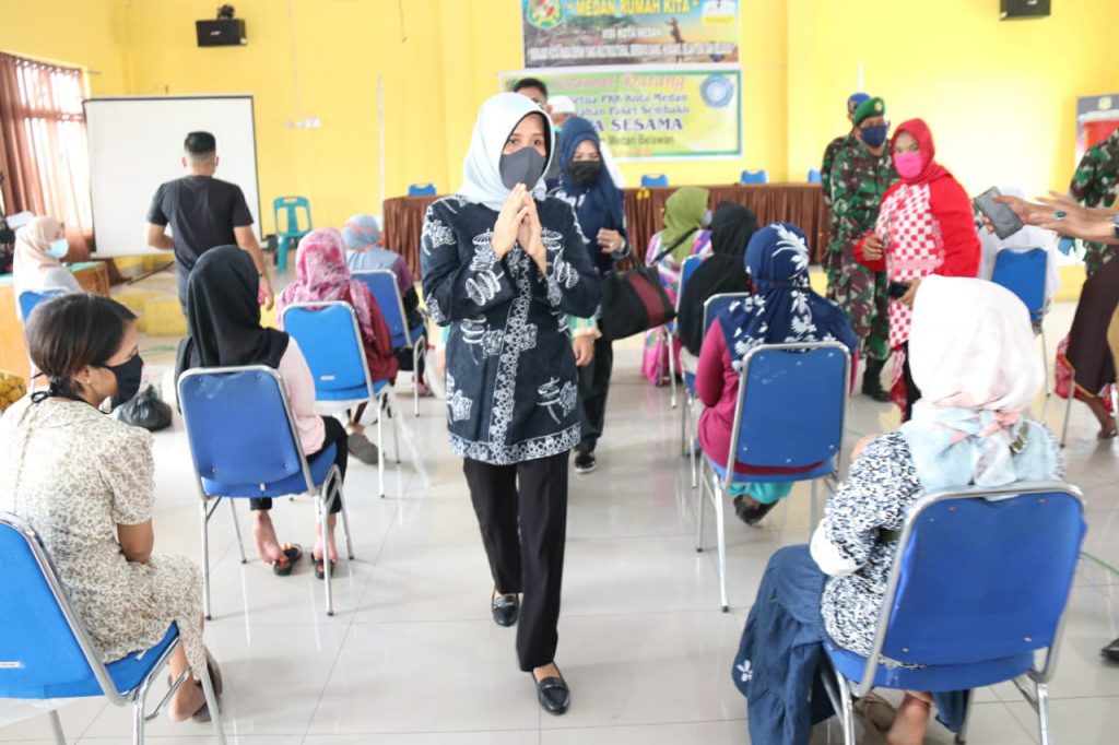 Ny Nurul Akhyar Serahkan Sembako Petugas Bilal Mayit di Medan Belawan