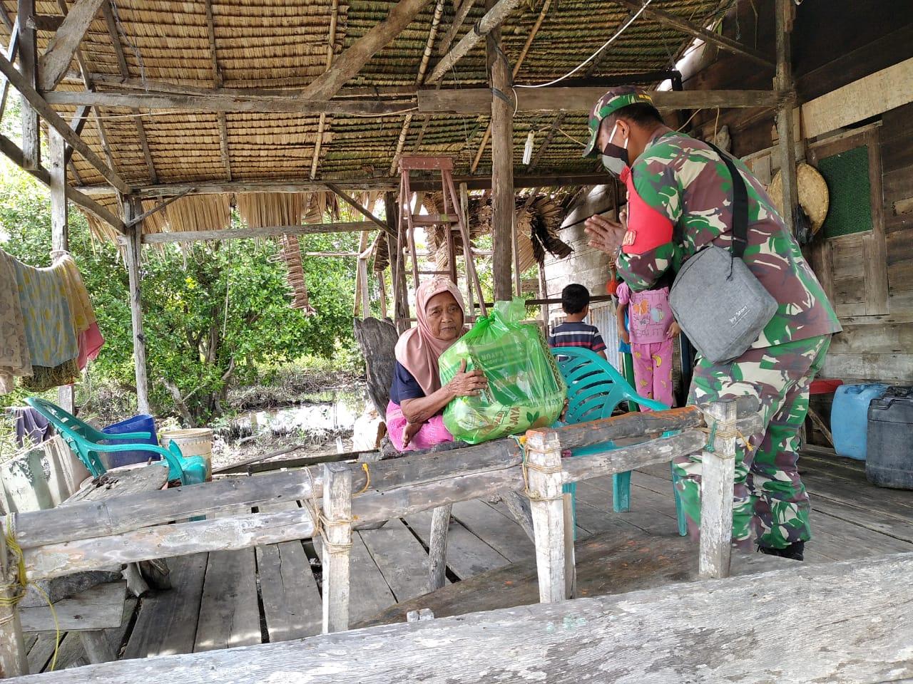 Pakai Sepeda Motor Anggota Kodim Salurkan Bantuan, Kol Inf Roy HJ Sinaga: Siapa Ingin Bergotong Rotong Kita  Siap Bantu