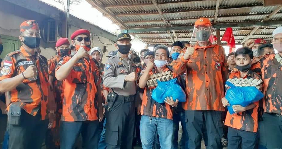 Peduli Covid 19, Kodrat Shah Serahkan Sembako bagi Warga Terdampak Corona