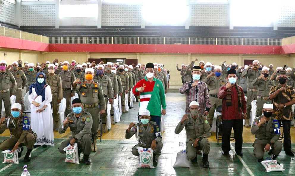 Akhyar Salurkan Zakat Kepada 150 PHL Satpol PP Kota Medan