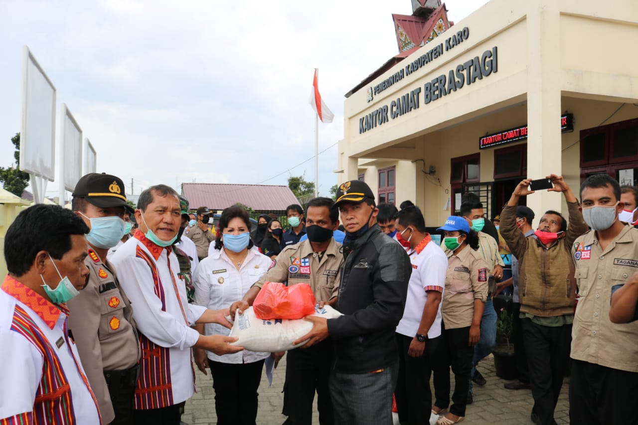 Bupati Karo Salurkan Bantuan Pangan di Kecamatan Berastagi