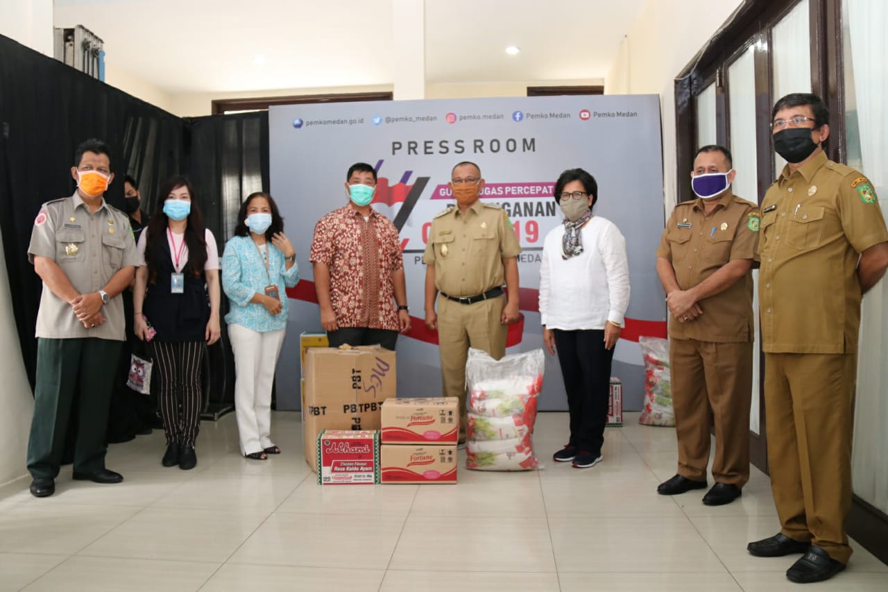 Indosat Ooredo dan PT Wilmar Group Serahksn Bantuan ke Pemko Medan