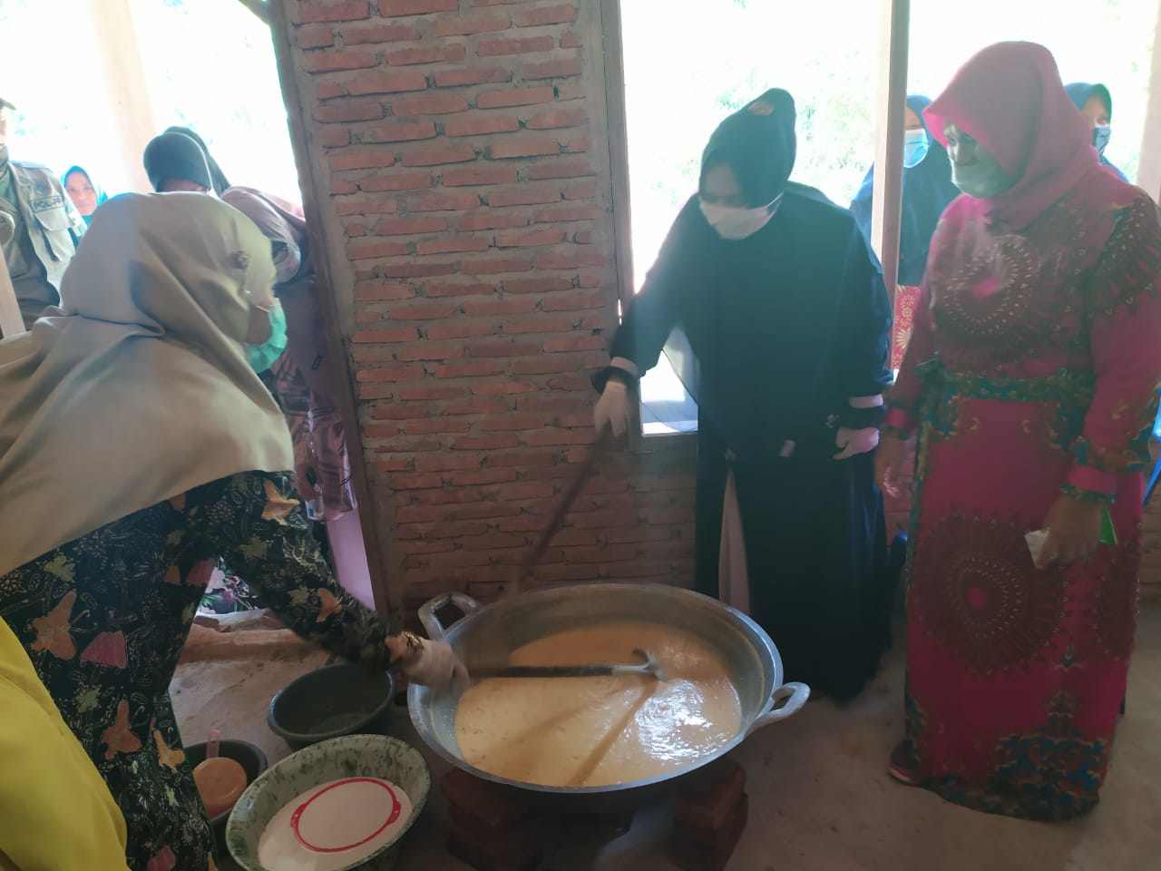 Keluarga Bupati Langkat Berikan Bantuan 2 Ton Beras kepada Dhuafa