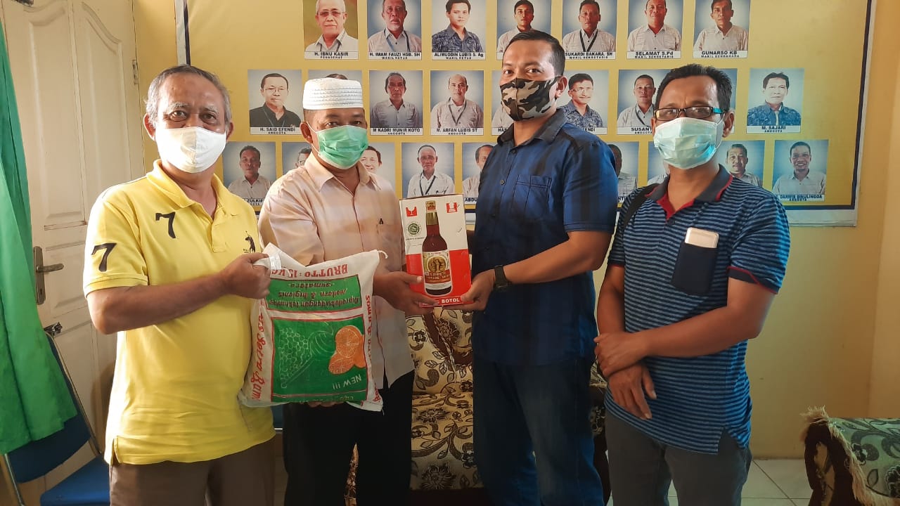 Menyambut Hari Raya Idul Fitri 1441H, Ketua PWI Langkat Hery Putra Ginting Bagikan Paket Sembako