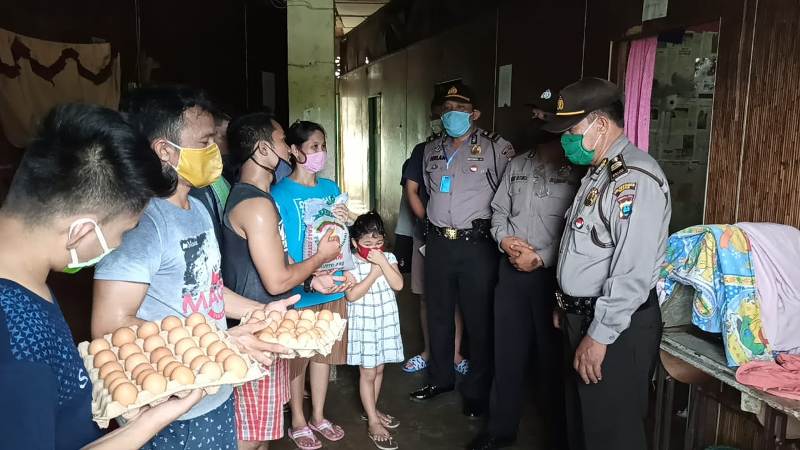 Kapolsek Medan Baru Kompol Martuasah H Tobing Peduli Pandemi Covid-19-Warga Perantau Asal Pulau Nias Terima Tali Asih Sembako