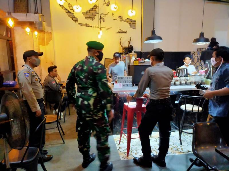 Memutus Mata Rantai Penyebaran Covid -19, Poldasu Terus Menghimbau dan Bubarkan Warga Berkumpul