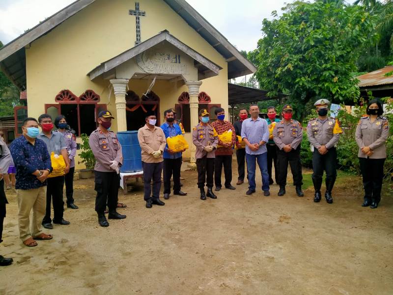 Polres Sergai Bagikan 500 Paket sembako dan Masker di Gereja Pentakosta Indonesia