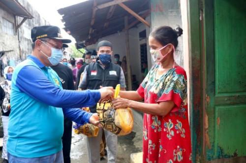 Plt Wali Kota Medan Kembali Salurkan Bantuan Bahan Kebutuhan Pokok Langsung ke Rumah Warga