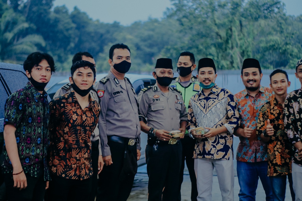 Tim Futsal Squadra FC Bagikan Takjil