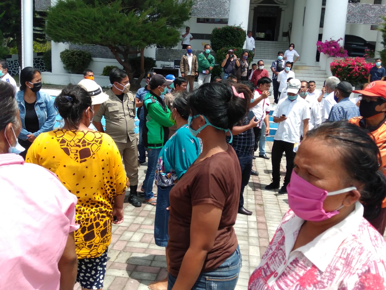 Warga Tak Terdaftar Penerima Bantuan Datangi Posko Gugus Tugas Toba