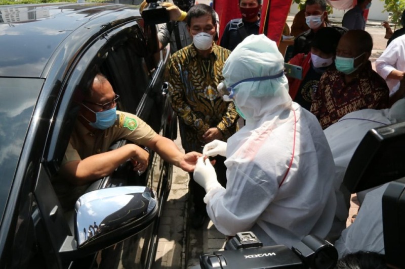 Akhyar Lakukan Rapid Test Secara Drive Thru di RS USU
