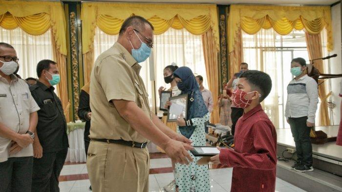 Akhyar Serakan Hadiah Lomba Pidato Tentang Bung Karno