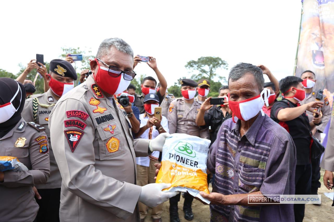 Warga Samosir Apresiasi Bantuan dan Kepedulian Kapoldasu, Bantu Bibit Jagung dan Beras