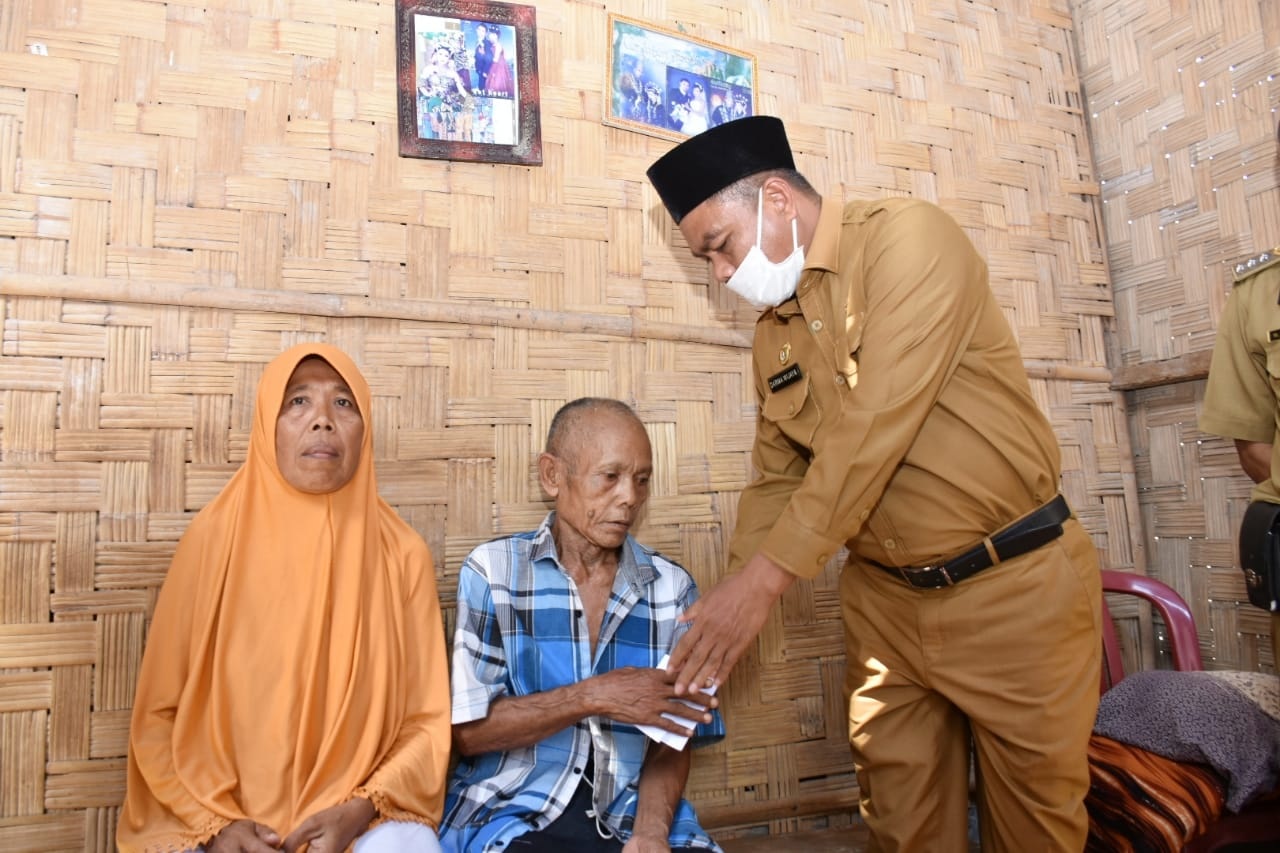 H. Darma Wijaya Bantu Warga Korban Bencana Angin Puting Beliung