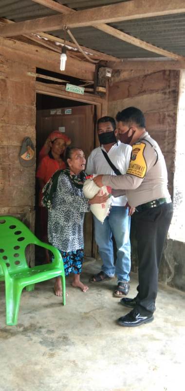 Bhabinkamtibmas Polsek Namo Rambe Bagikan Sembako, Menyambut Hari Bhayangkara Ke-74