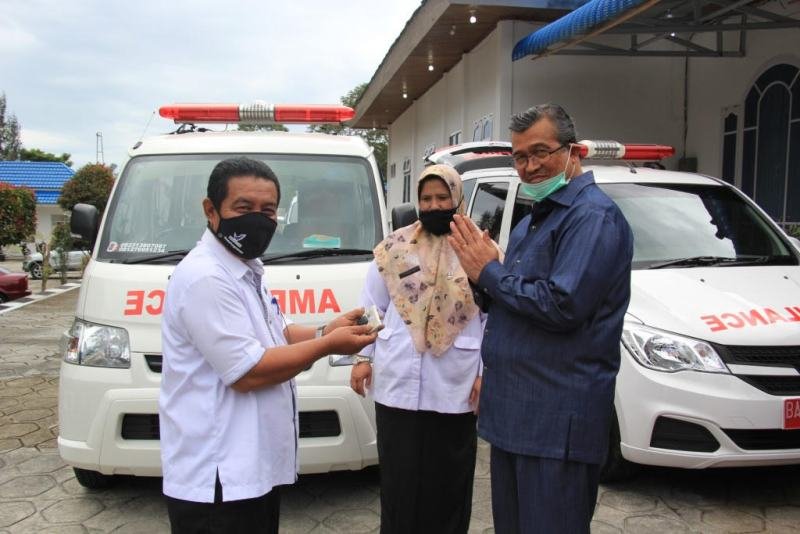 Bupati Solok Serahkan Pemakaian Mobil Ambulan untuk Operasional di Setiap Nagari