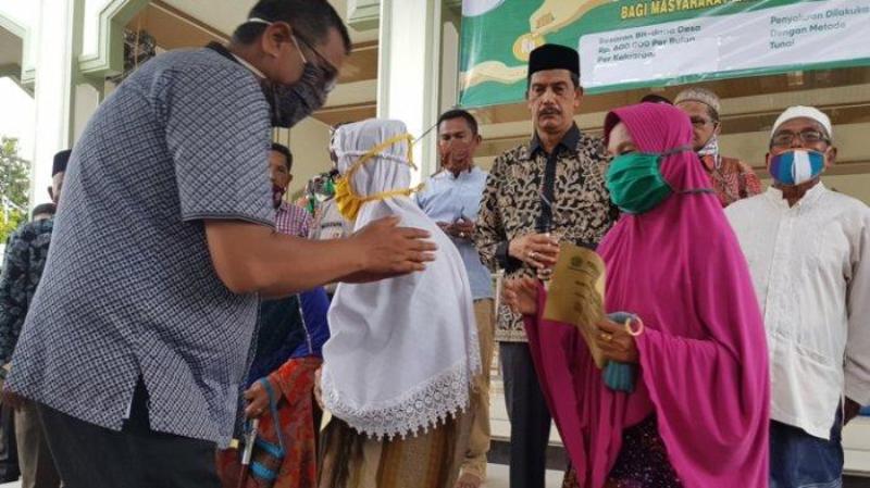 Wabup Pidie Serahkan BLT-DD di Dayah Bubue Peukan Baro, Fadhlullah TM Daud ST : Jangan Sampai Bermasalah dengan Hukum
