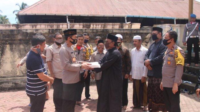 Polda Aceh Gelar Baksos di Indrapuri, Kapolda Aceh Serahkan Bantuan kepada Masyarakat