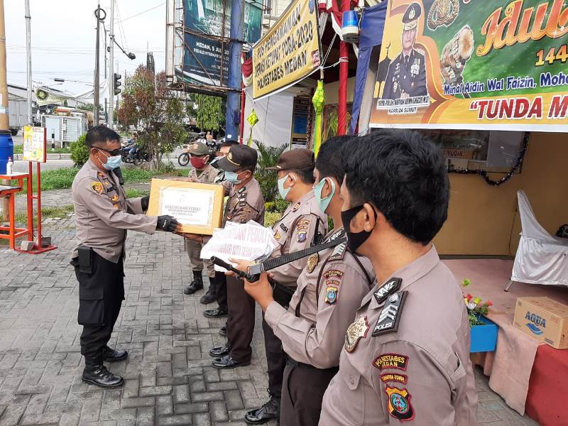 Kapolsek Medan Timur Kunjungi Pospam Ketupat Toba 2020, Kompol Mhd Arifin Serahkan APD dan Vitamin kepada Personil