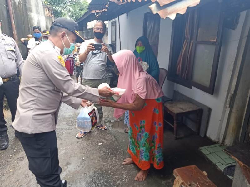 Sambut HUT Bhayangkara ke-74 Tahun, Polsek Medan Timur Giat Sambang Bansos Kepada Warga Kurang Mampu