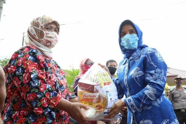 Plt Ketua TP PKK Kota Medan Serahkan Bantuan Sembako Kepada Penyandang Disabilitas Tunarungu