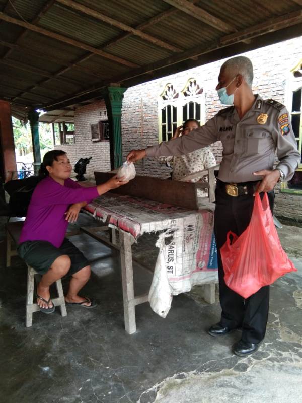 Peduli Ditengah Wabah Covid-19, Polsek Firdaus Bagikan 50 Paket Nasi Bungkus