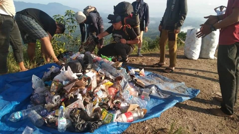 Pengunjung Puncak Manalese Labura Ikut Bersihkan Sampah